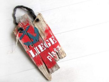 Holzschild „Liegeplatz“ von Shabby Surf Art im Vintage-Look